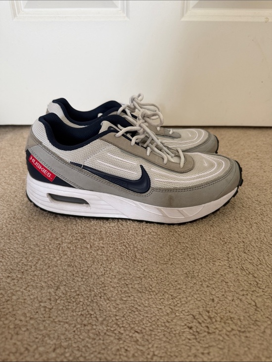 Nike Other - NCAA x Nike Air Max Verse UConn Men’s Sneakers Size 6.5